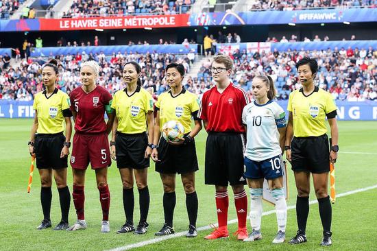 方燕（右一）参与执裁女足世界杯阿根廷与英格兰的比赛