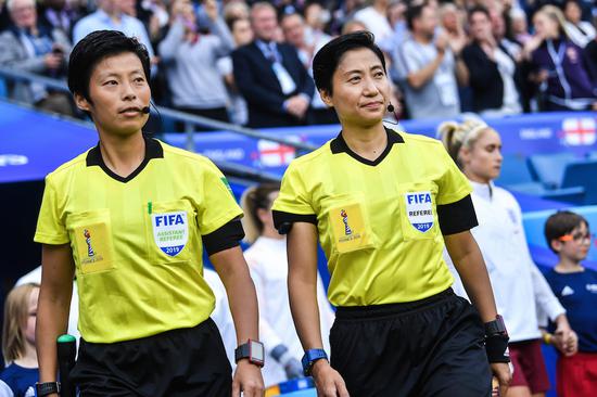 两位亮相本届女足世界杯的中国裁判方燕（左）与秦亮