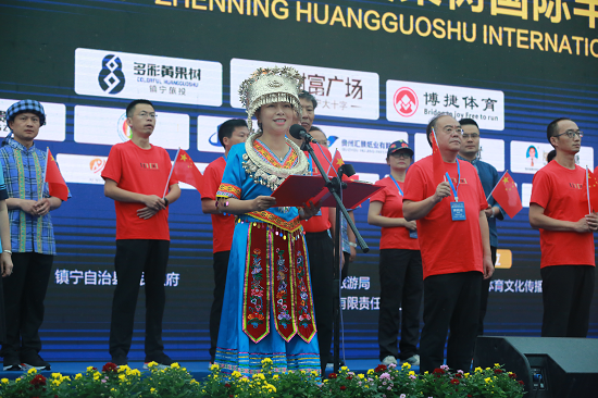 (中共镇宁自治县委副书记,县人民政府县长潘登岭致辞)