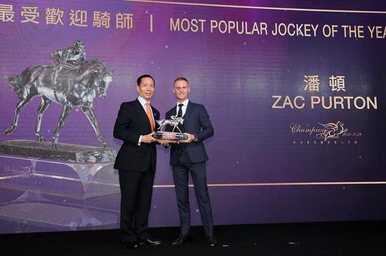 香港赛马会董事邓日燊颁发最受欢迎骑师奖座予潘顿。