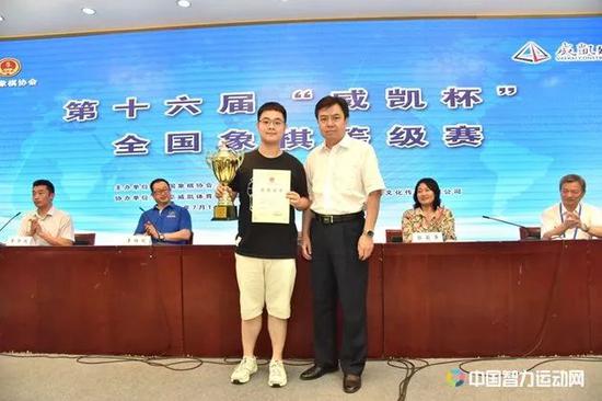 北京威凯建设发展有限责任公司总经理、中国象棋协会特邀副主席高景明为男子组冠军蒋融冰颁奖