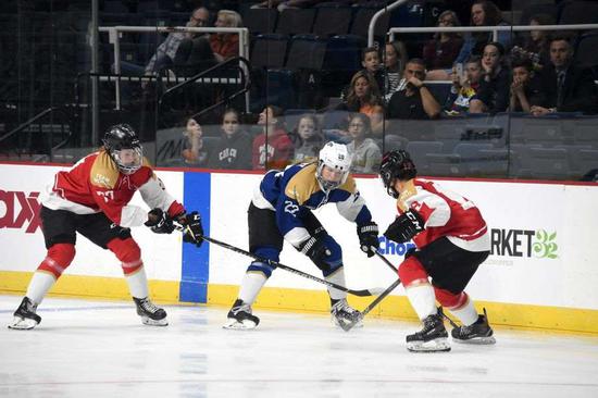 女子选手在比赛中。