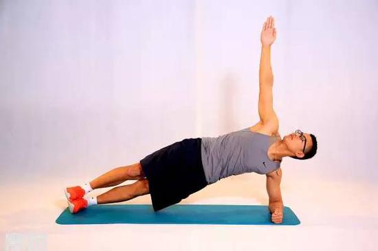 侧桥8级: 手上举侧桥支撑,目标45秒