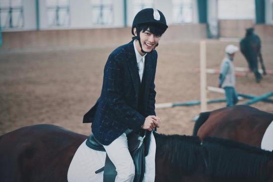肖战骑马