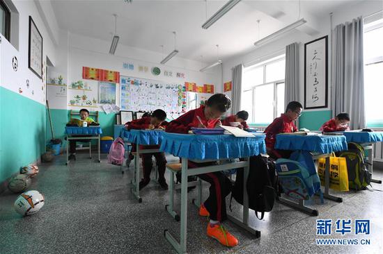 和羊羔踢球的女孩儿 从大山深处到英国赛场 国内足球 新浪竞技风暴 新浪网