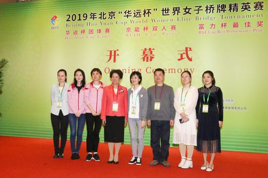 全国人大原副委员长陈至立（左四）与中国女队合影