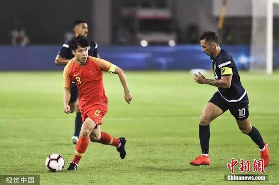 10月10日晚,中國男足大勝關島,獲世預賽兩連勝。圖為蒿俊閔在控球。沈浪 攝 圖片來源:視覺中國