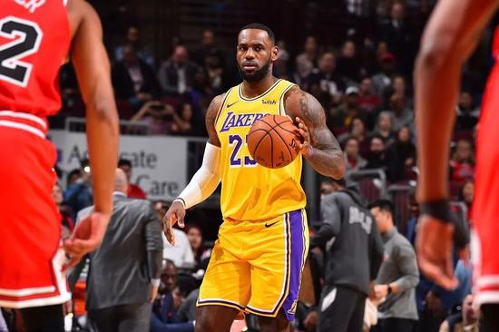 6连胜!湖人NBA第一!詹姆斯三双,这成就32年1次 亚博体育资讯 第10张-亚博体育导航 6连胜!湖人NBA第一!詹姆斯三双,这成就32年1次