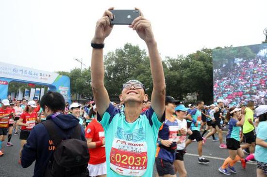 370人3小时跑完42公里!杭州马拉松发布王者名单