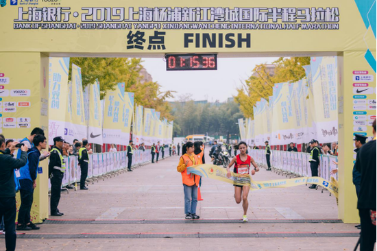 杨浦新江湾城半马开跑 李美珍获女子冠军