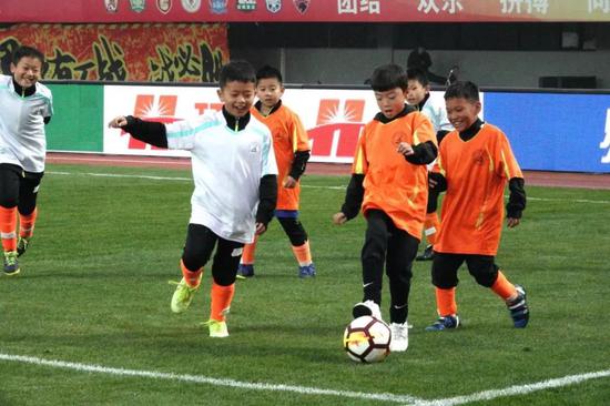 每个孩子脸上都洋溢着笑容