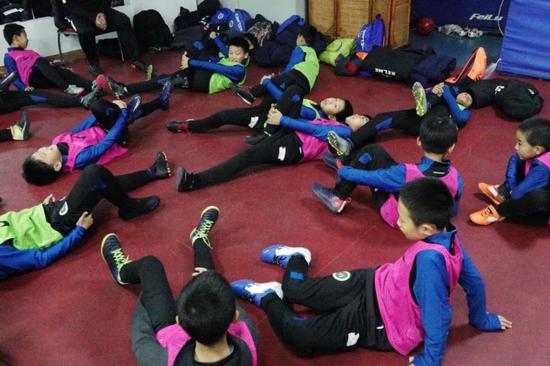  孩子们利用休息室内有限的空间进行准备活动