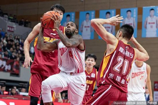 青岛客场惜败浙江，约翰逊26分21篮板3盖帽！