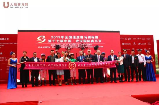 玉龙马业赛驹“多米诺”2019武汉国际赛马节180