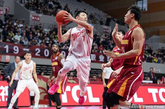 青岛客场惜败浙江，约翰逊26分21篮板3盖帽！