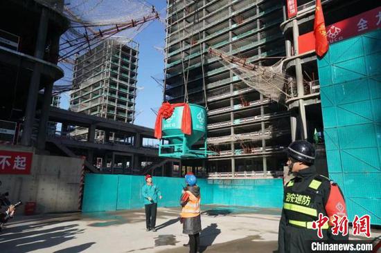 12月3日,北京冬奥村项目主体结构全部封顶,计划于2020年年底完工。供图