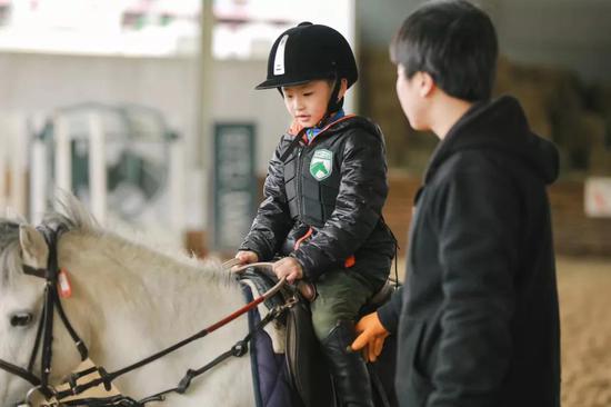 练习马术的孩子