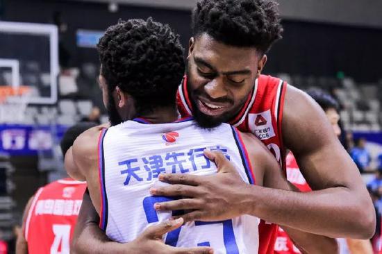 青岛豪取五连胜,亚当斯约翰逊合砍85分!