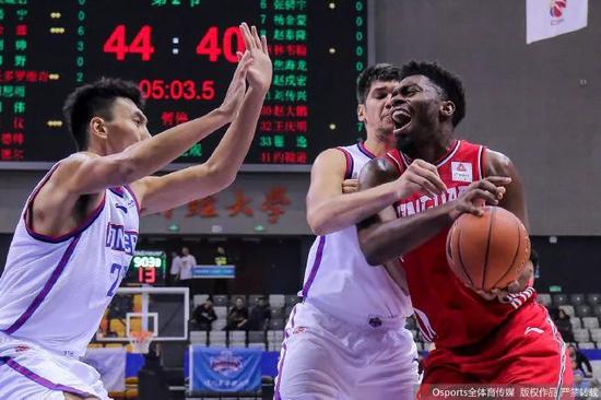 青岛豪取五连胜,亚当斯约翰逊合砍85分!