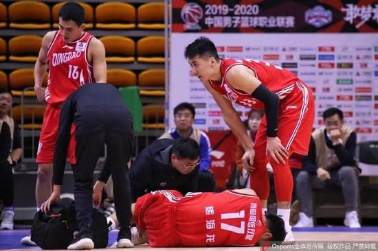 青岛豪取五连胜,亚当斯约翰逊合砍85分!