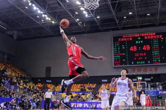 青岛豪取五连胜,亚当斯约翰逊合砍85分!