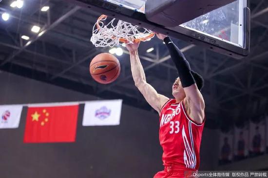 青岛豪取五连胜,亚当斯约翰逊合砍85分!