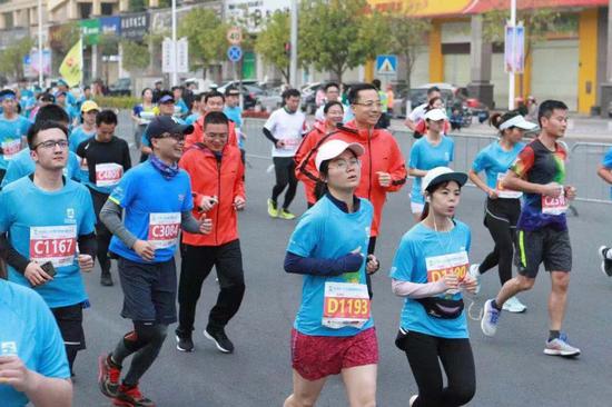 为河源点赞!市长领跑 副市长3小时17分关门完赛