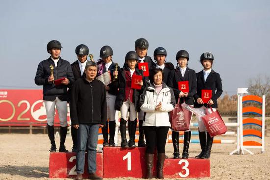 骑手郁立婷、钱启睿、包志强组成的上海青青马术俱乐部问鼎场地障碍团体赛冠军