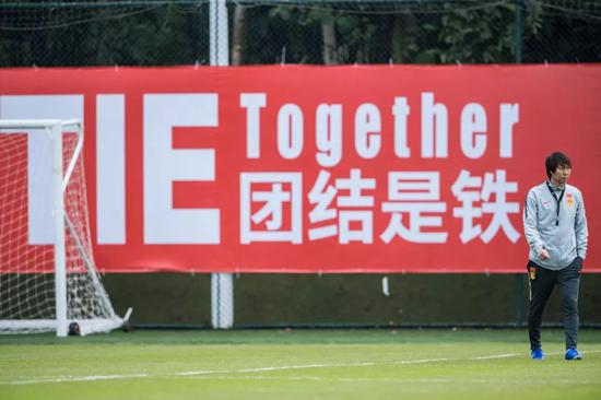 李铁:训练量大国脚真的很努力 提前放行上港两国脚