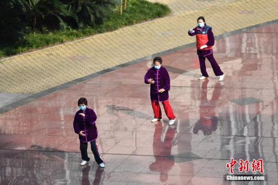 原料图:1月29日,成都天气转晴,一幼区居民戴口罩打太极,锻炼身体。中新社记者 张浪 摄