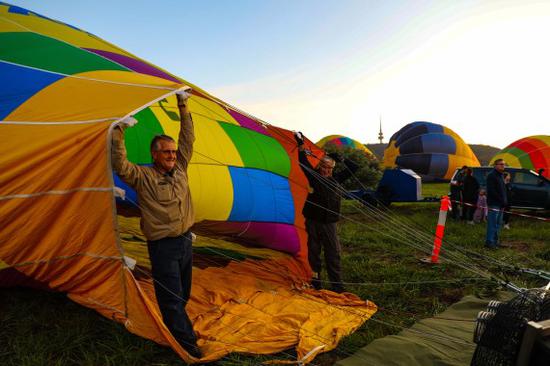 3月10日，在澳大利亚堪培拉，人们参加热气球节。