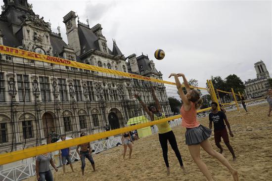 有阳光沙滩还有俊男靓女 沙滩排球离我们远不远