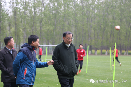 省体育局党组书记局长万旭一行赴建业俱乐部调