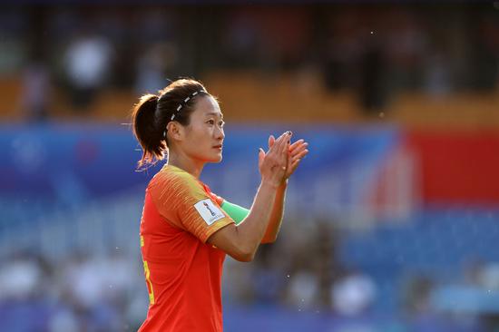 2019年6月25日,中国队球员吴海燕在2019年国际足联女足世界杯16强赛比赛后向不益看多致意。新华社记者徐子鉴摄