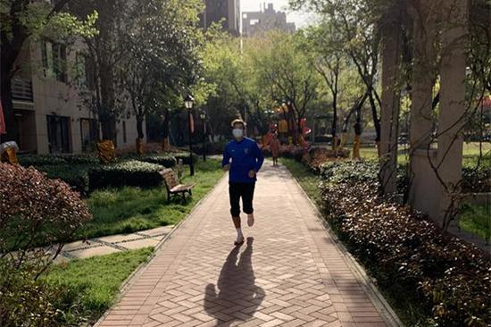 吴飞在小区中跑步.受访者供图.
