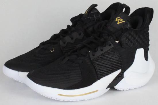 字母哥2代曝光！加了耐克logo的威少签名鞋？