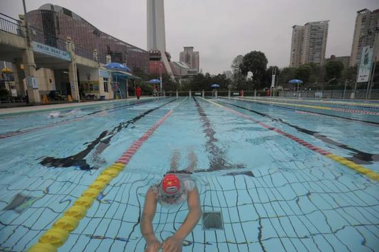 成都健身场馆有序开放 水中撒欢泳客进场大呼过