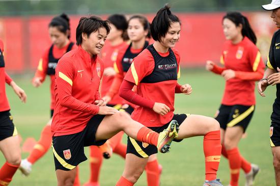 中国女足球员王霜（前左）和罗桂平（前右）在训练中。新华社记者韩瑜庆摄