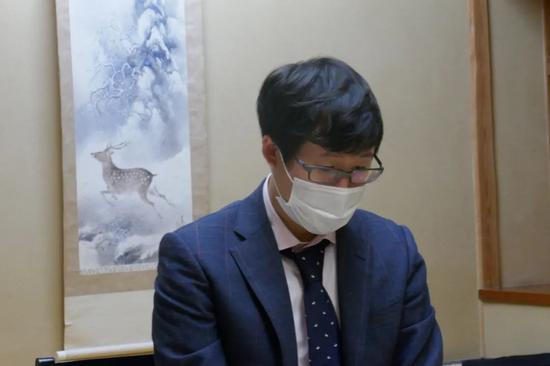 日本本因坊战首局井山裕太先拔头筹1 0芝野虎丸 棋牌 新浪竞技风暴 新浪网 日本本因坊战首局井山裕太先拔头筹1 0芝野虎丸 棋牌 新浪竞技风暴 新浪网