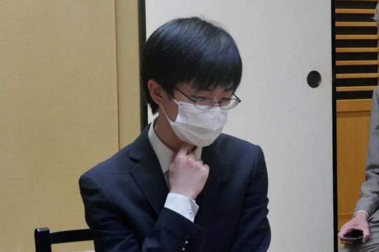 日本本因坊战首局井山裕太先拔头筹1 0芝野虎丸 棋牌 新浪竞技风暴 新浪网 日本本因坊战首局井山裕太先拔头筹1 0芝野虎丸 棋牌 新浪竞技风暴 新浪网