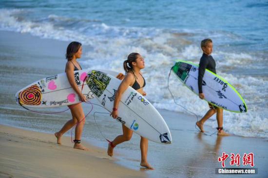 1月7日,Corona WSL(世界冲浪联盟)世界男、女子短板冲浪挑衅者系列赛(万宁站)正在海南省万宁市日月湾举走。来自近30个国家和地区的220名冲浪活动员在此打开为期7天的对决。骆云飞 摄