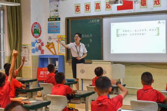 图为6月29日,恒大足校四年级学生在上语文课。新华社记者 刘大伟 摄