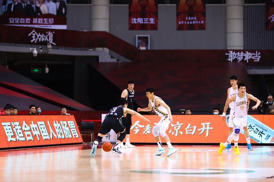 孙铭徽率队大胜辽篮 34分10助攻力压郭少