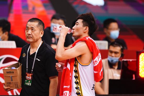 孙铭徽率队大胜辽篮 34分10助攻力压郭少