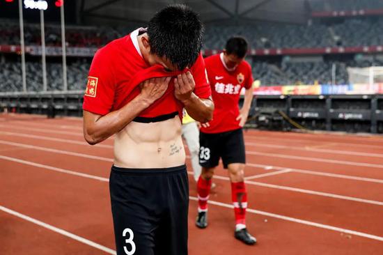 2019赛季中超,深圳佳兆业队球员吕海东(右)赛后落泪。新华社发(吴志钊摄)