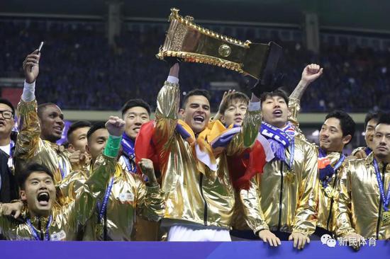 2019年,莫雷诺第二次捧起足协杯冠军奖杯