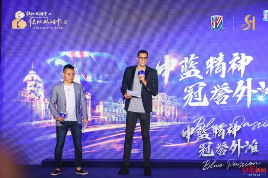 ▲莫雷诺亮相公益基金成立的发布会(图据俱乐部官微)