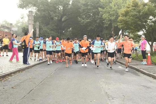 杭州跑团一次晨跑 规模堪比一场小型比赛