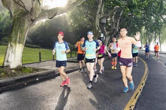 杭州跑团一次晨跑 规模堪比一场小型比赛