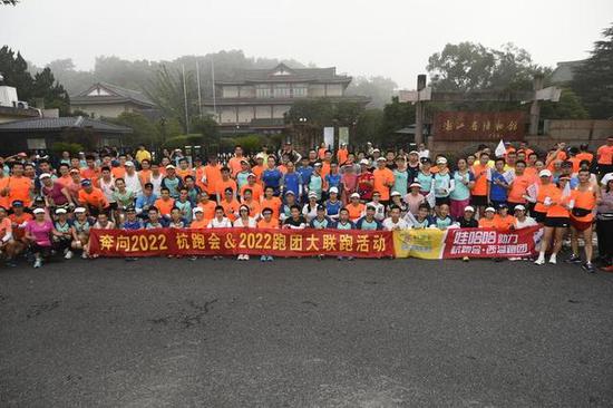 杭州跑团一次晨跑 规模堪比一场小型比赛